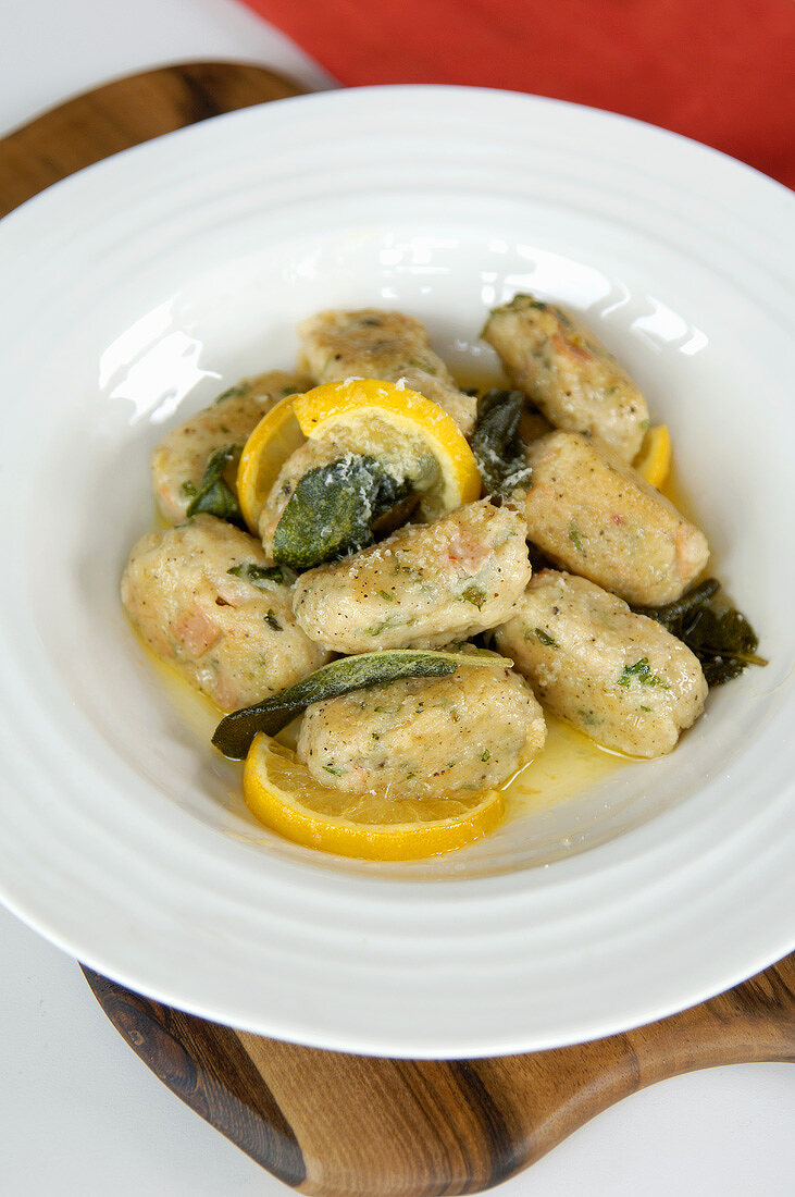 Gnocchi aus Weißbrot, Schinken, Parmesan und Kräutern