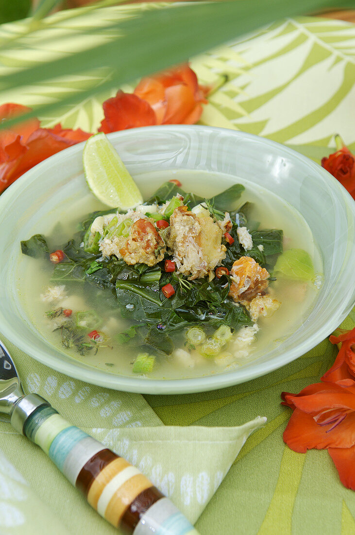 Krabbensuppe mit Gemüse und Limette