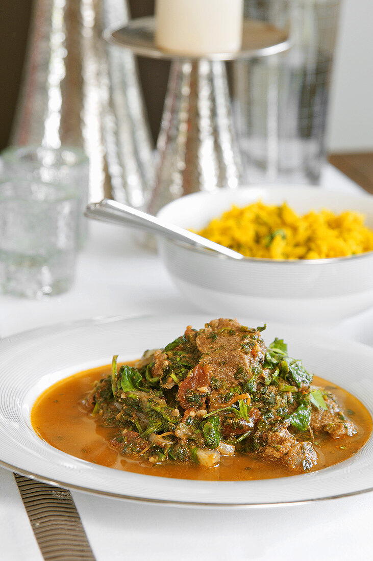 Rinder-Curry mit Tomaten, Spinat und Reisbeilage