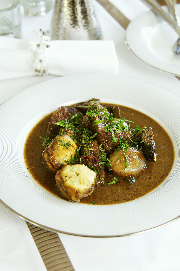 Rindfleisch in Biersauce mit Klössen