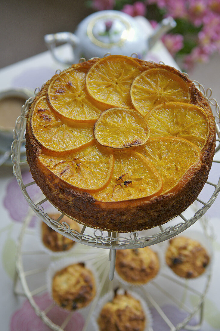 Orangen-Mandelkuchen und Muffins auf einer Etagere (England)