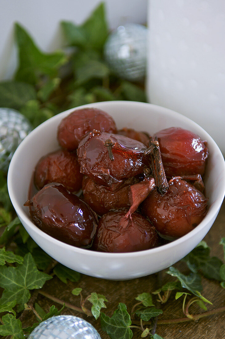 Eingemachte Plaumen in Rotwein und Essig