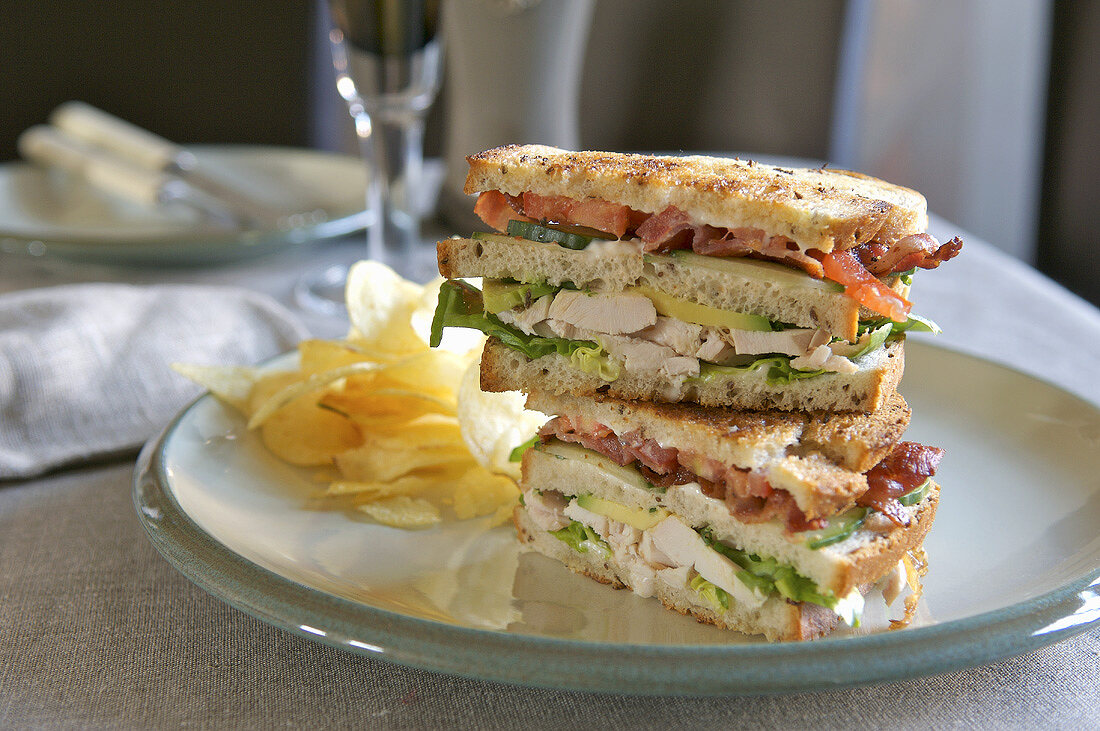 Chicken sandwiches with potato crisps