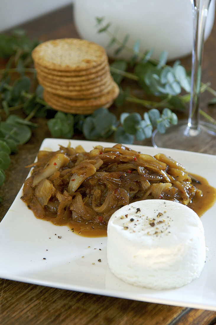 Zwiebel-Relish mit Ziegenfrischkäse und Kräckern