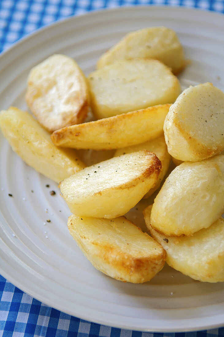 Gebackene Ofenkartoffeln auf einem Teller