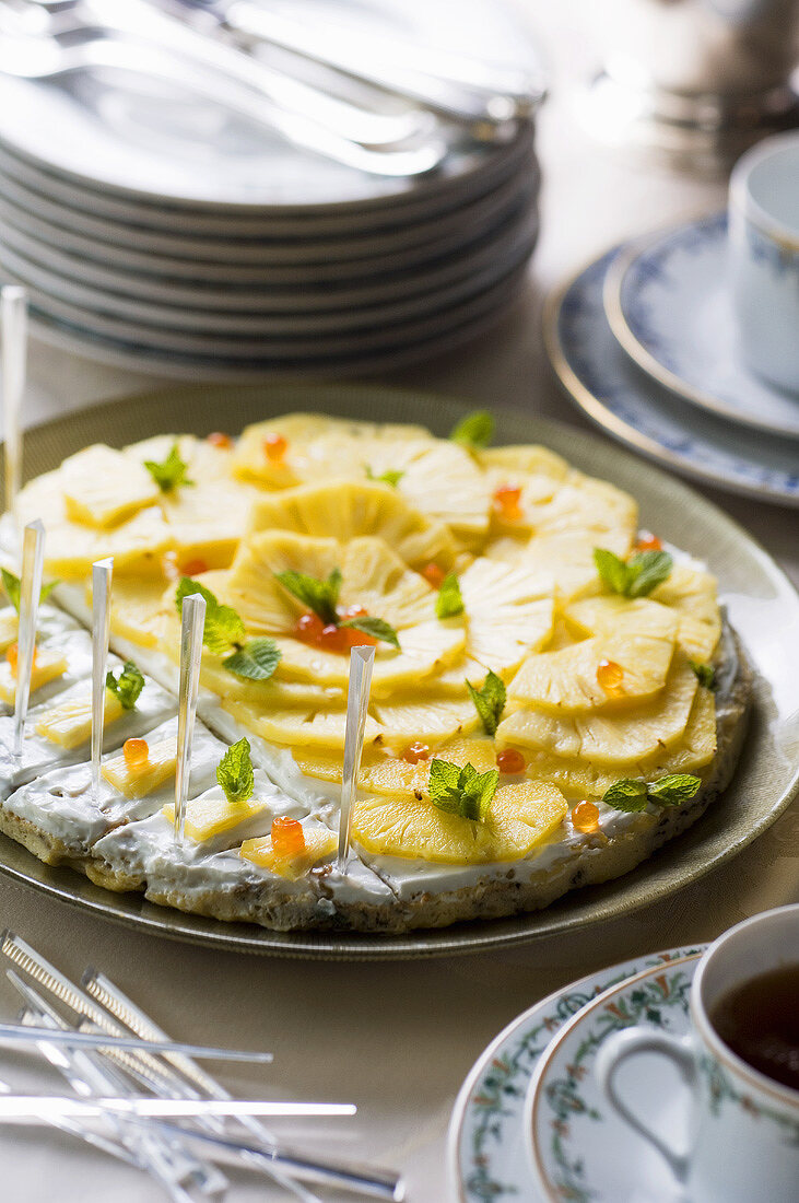 Omelette mit Sauerrahm, Ananas und Lachskaviar belegt