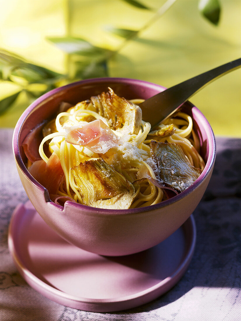 Noodles with artichokes and ham