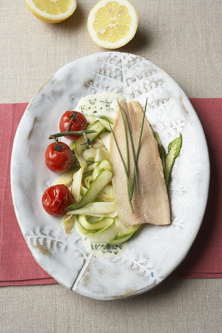 Saibling auf Spargel mit Schnittlauchsauce, Cocktailtomaten