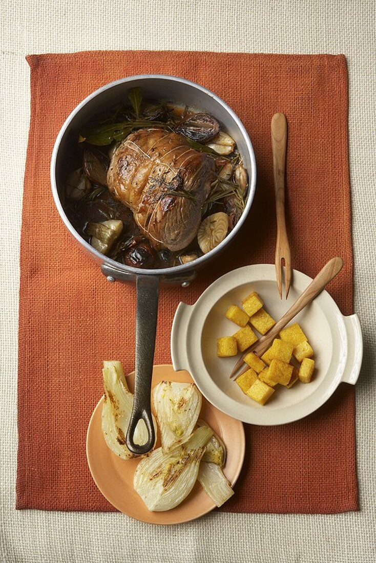 Marinierte,geschmorte Lammkeule mit Fenchel und Curry-Polenta