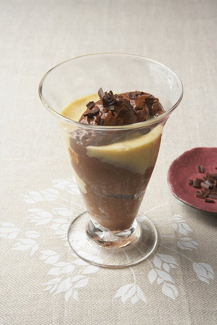 Mousse au chocolat mit Vanillesauce in einem Eisbecher