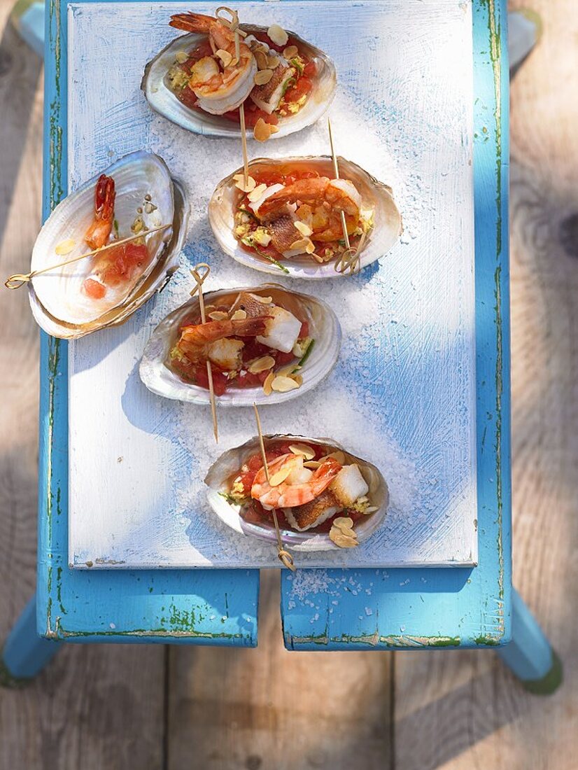 Prawns with ginger and tomato dip in shells