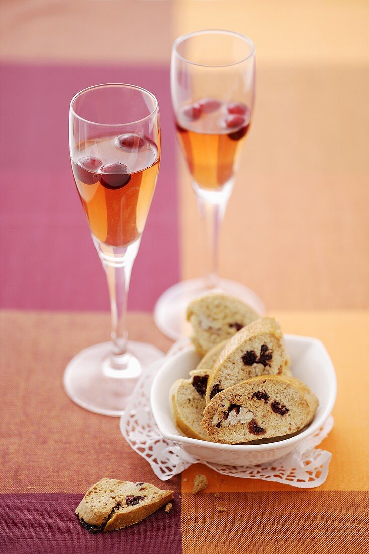 Cantuccini mit zwei Gläsern Cranberry-Wodka