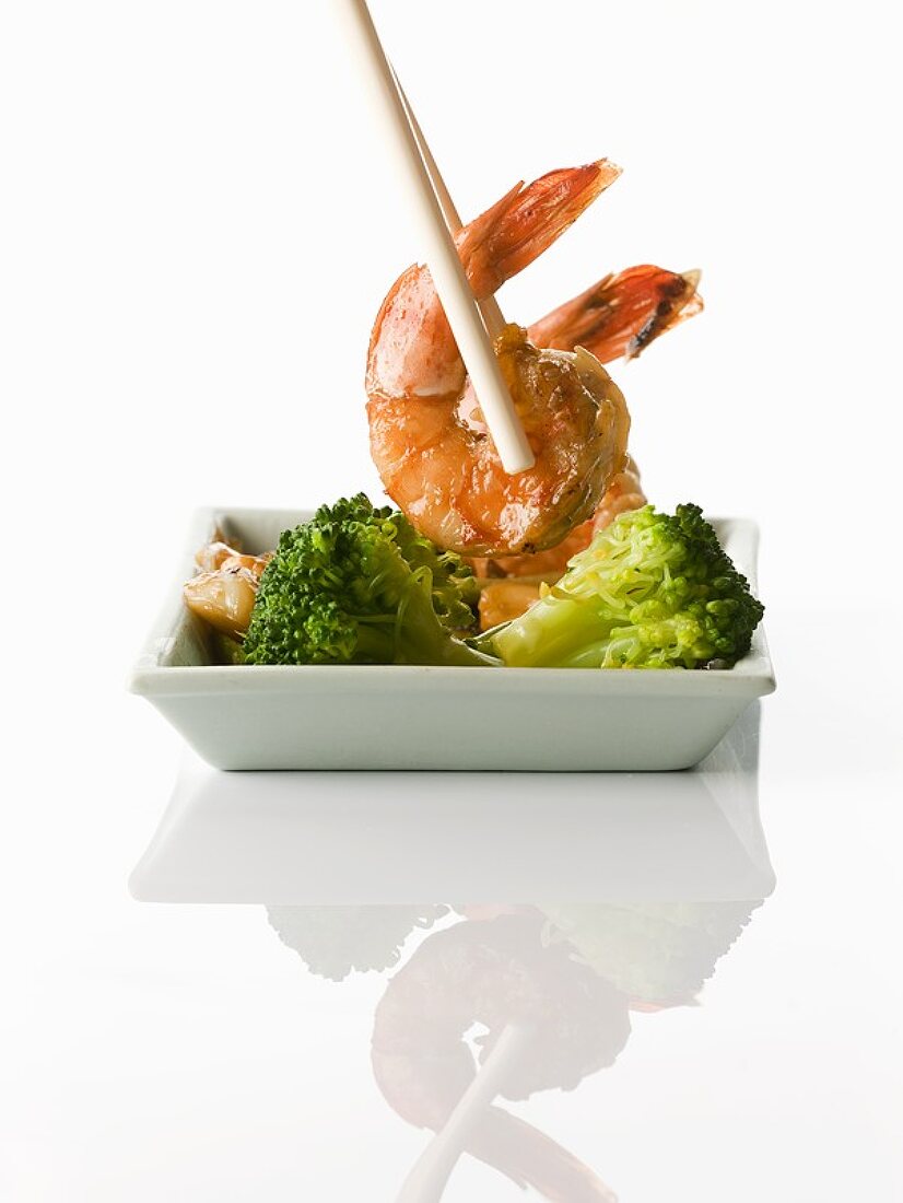 Fried prawns with broccoli