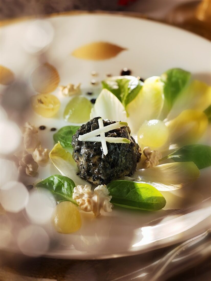 Gänseleber mit Trüffel auf Salat