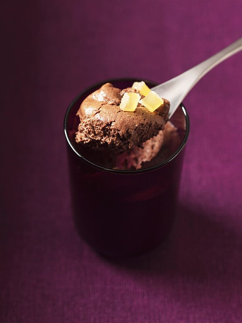Mousse au chocolat in einem Glas mit kandiertem Ingwer