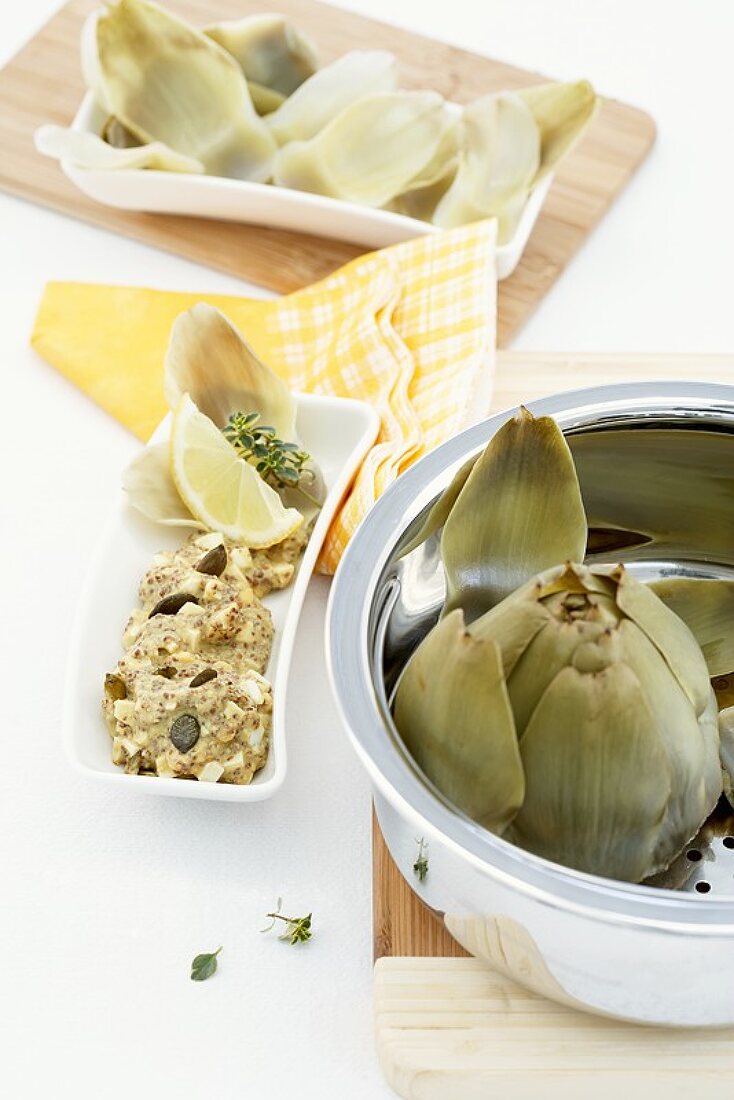 Steamed artichokes with pumpkin dip