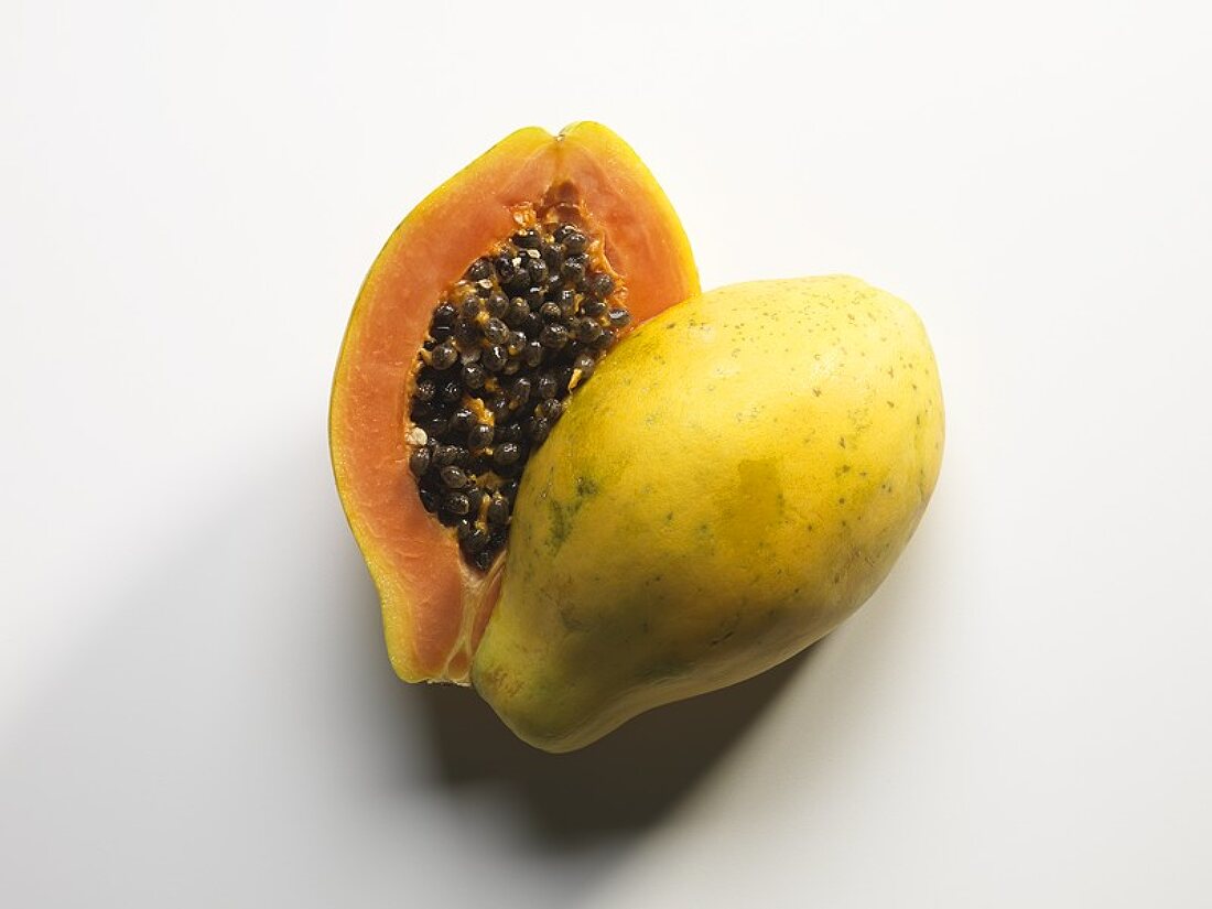 Eine halbierte Papaya