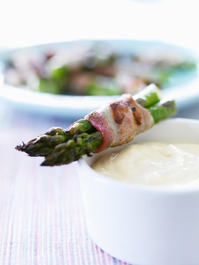 Gebratener grüner Spargel im Speckmantel mit Dip