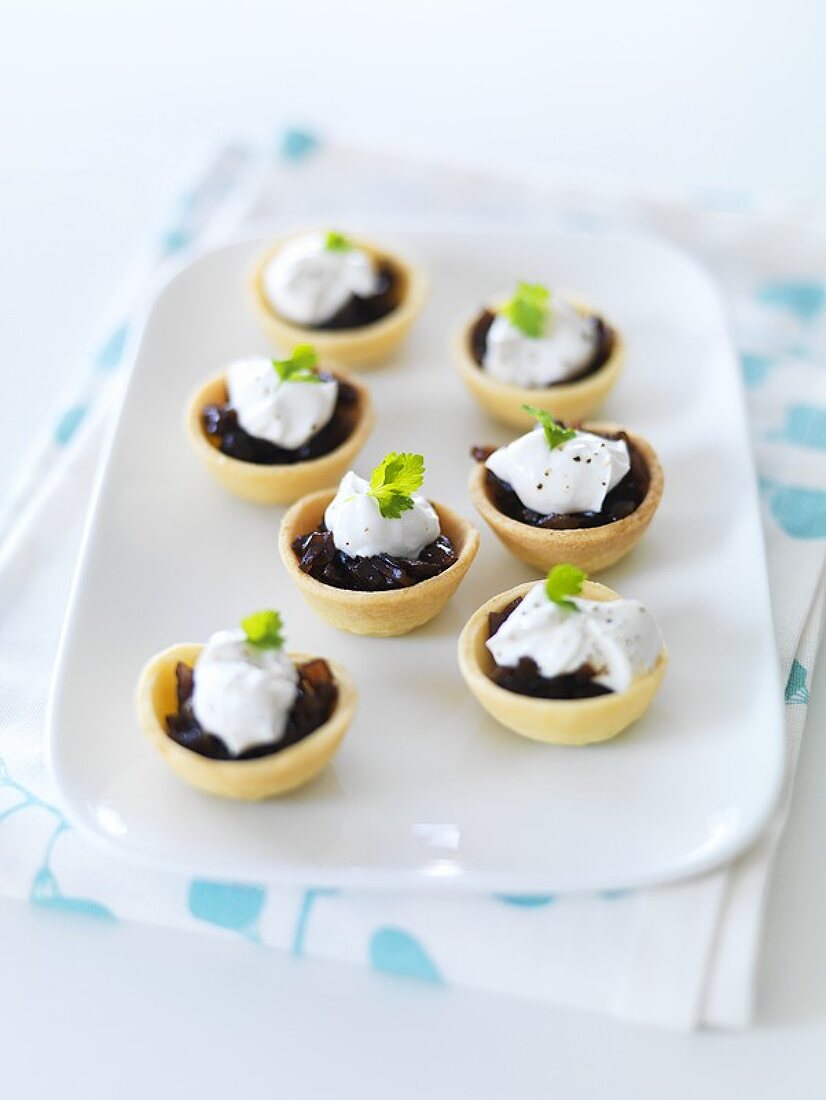 Sieben Mini-Balsamico-Zwiebel-Tarts