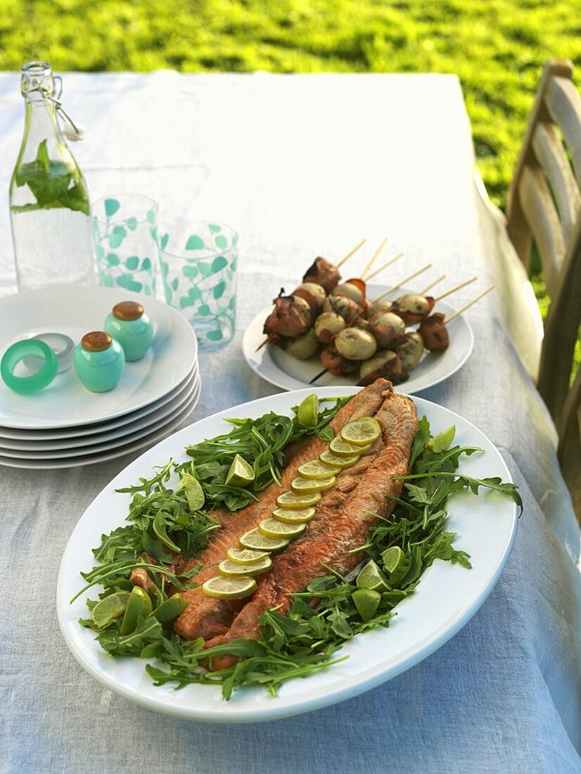 Gegrillter Lachs auf Rucola und Limetten mit Gemüsespiessen