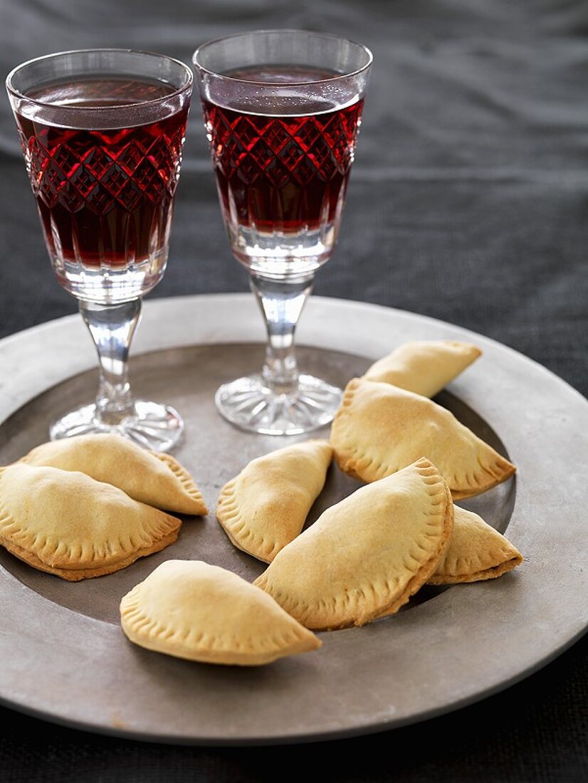 Hähnchen-Empanadas mit zwei Gläsern Wein