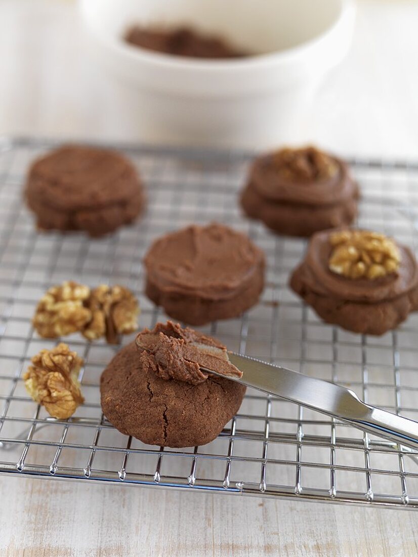 Schokoladen-Walnuss-Kekse auf einem Kuchengitter