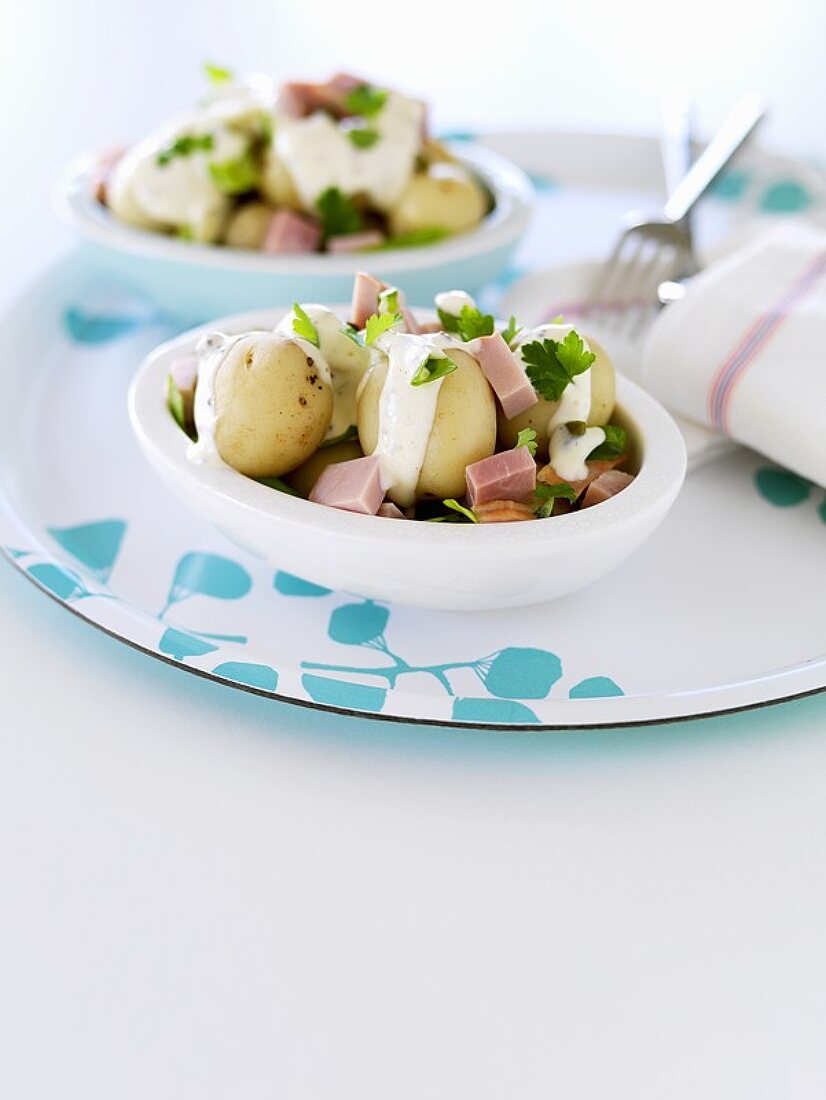 Frühkartoffeln mit Schinken und Sauerrahm