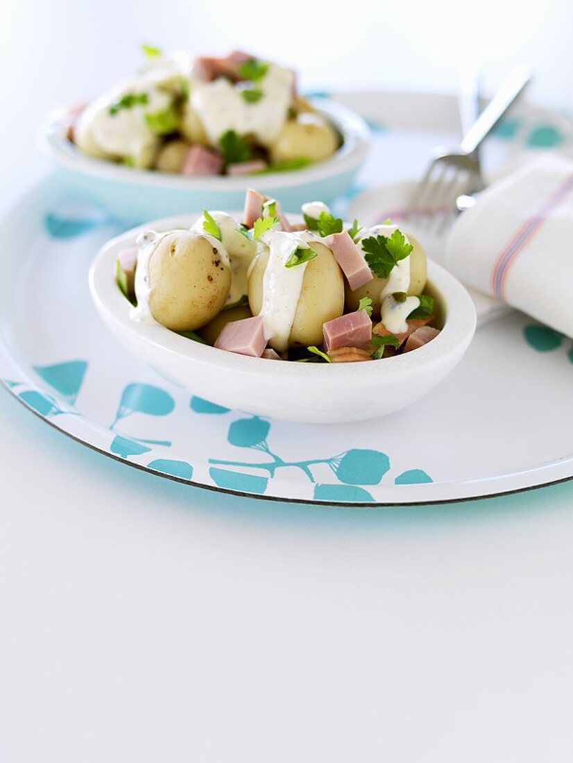 New potatoes with ham and sour cream