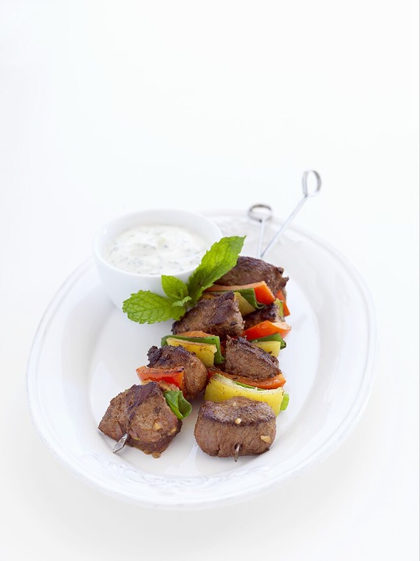 Grilled lamb and pepper kebabs with minted yoghurt dip