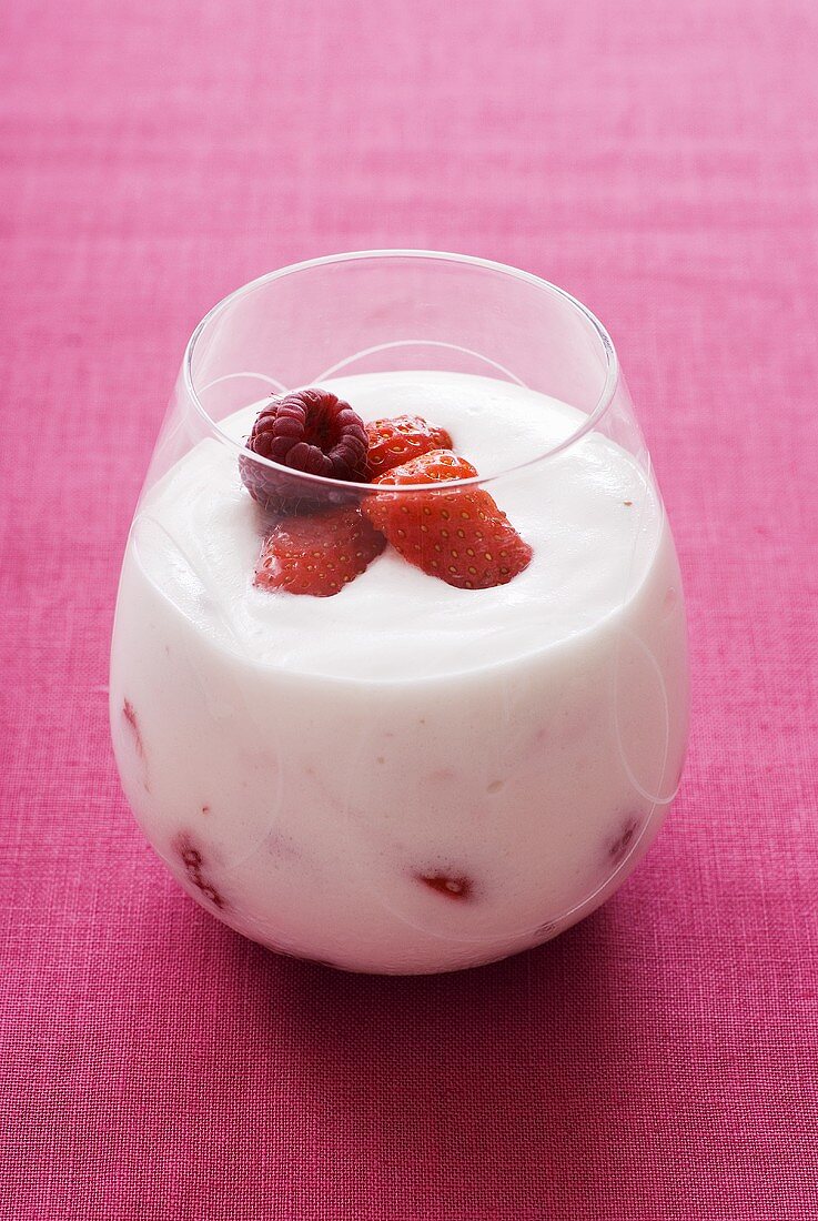 Joghurtmousse mit Erdbeeren und Himbeeren in einem Glas