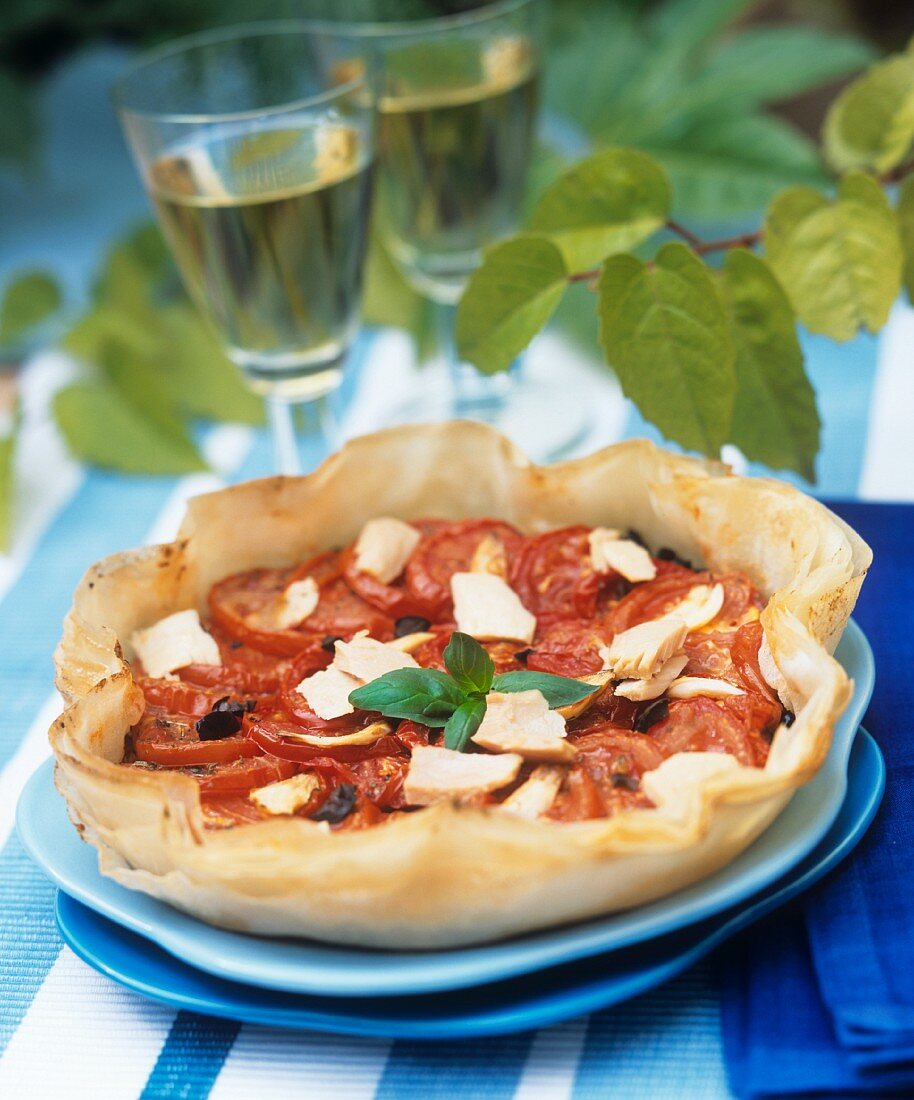 Filoteig-Tarte mit Tomaten und Thunfisch im Freien