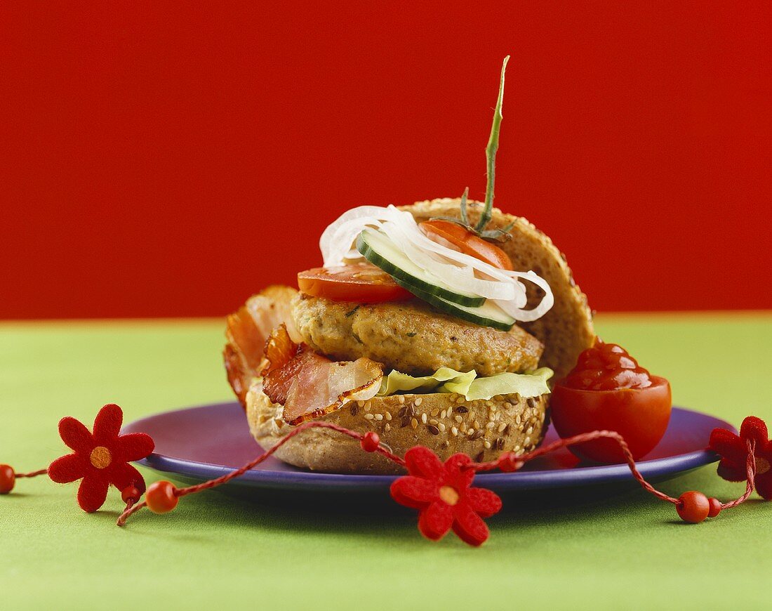 Vollkorn-Burger mit Speck, Gurke, Zwiebel und Tomaten
