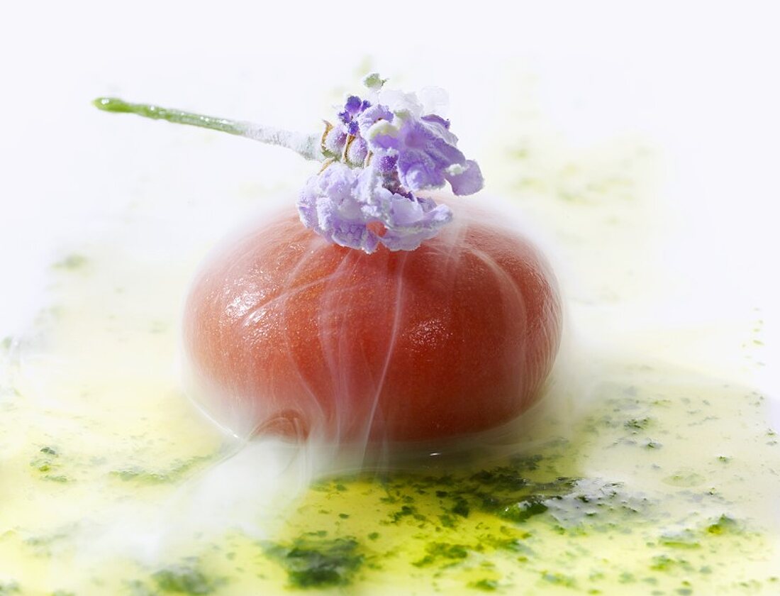 Molekularküche: Tomatensphäre mit Lavendelblüte auf Basilikum