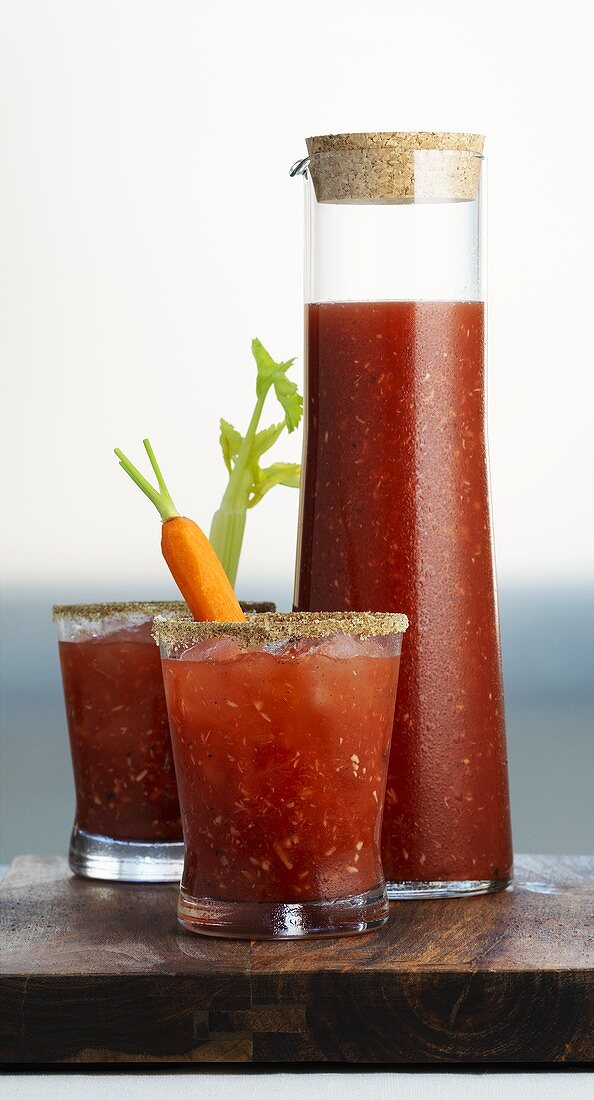 Caesar Cocktail in Karaffe und Gläsern