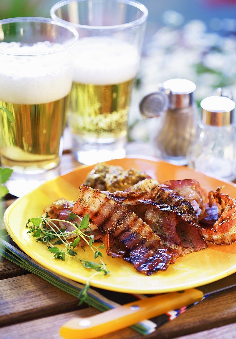 Gegrillte Speckscheiben mit Bier