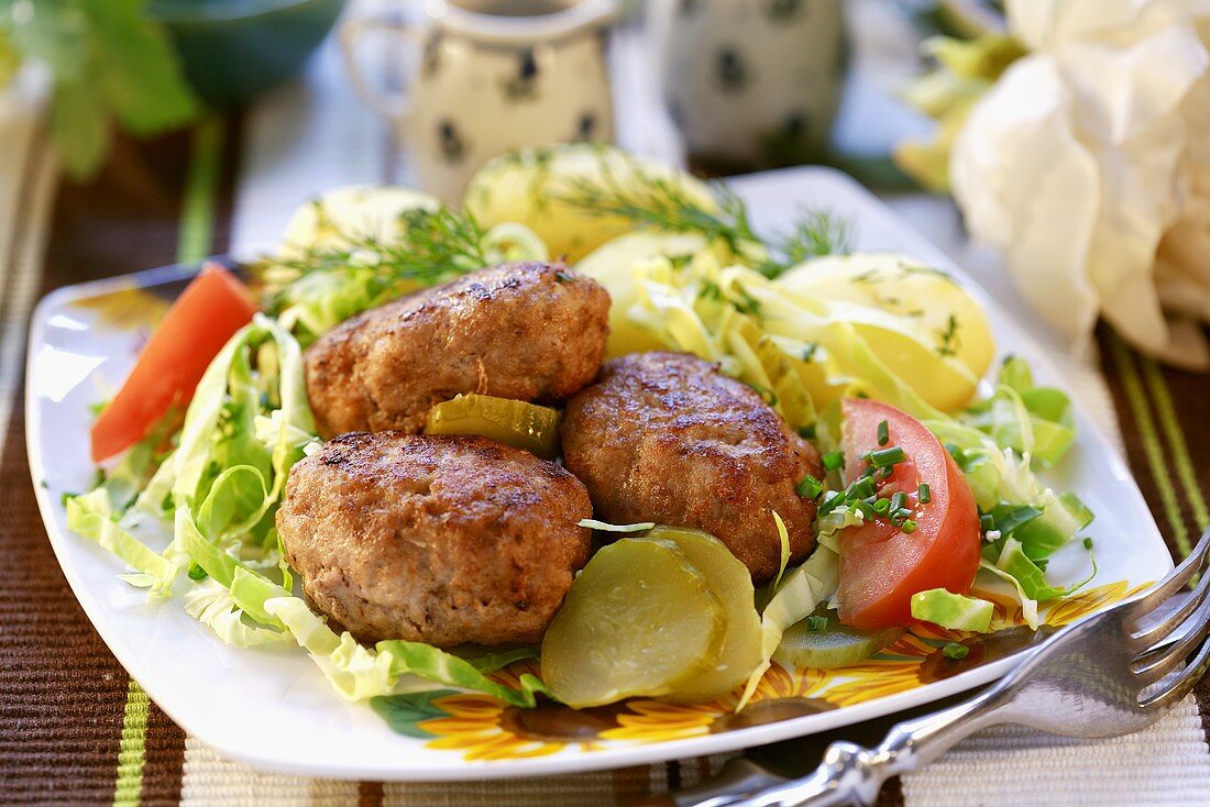 Frikadellen auf Salat mit Dillkartoffeln