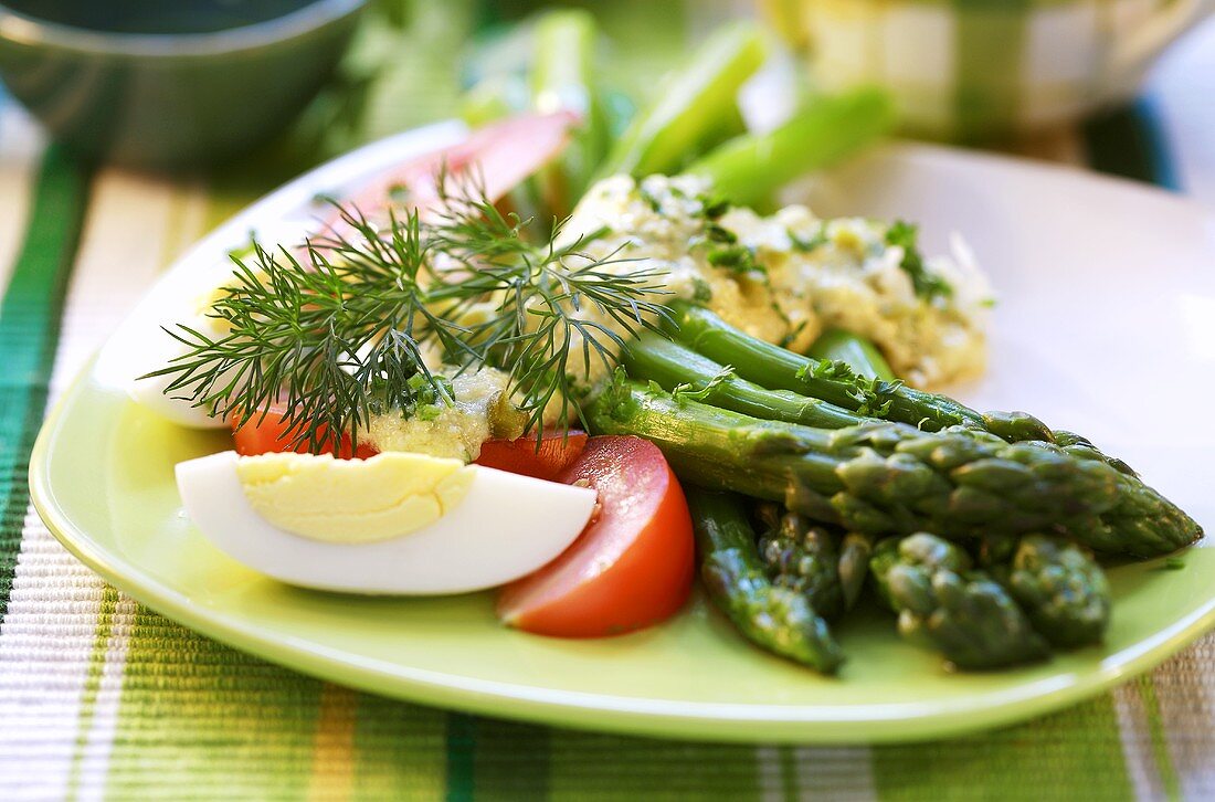 Steamed green asparagus with egg sauce