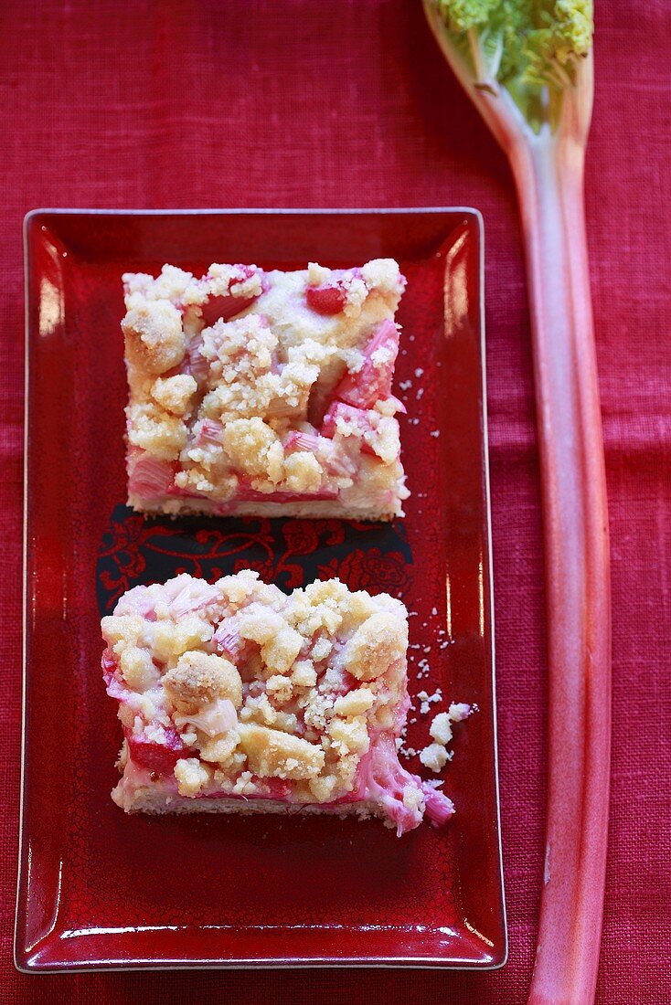 Zwei Stücke Rhabarber-Streusel-Kuchen