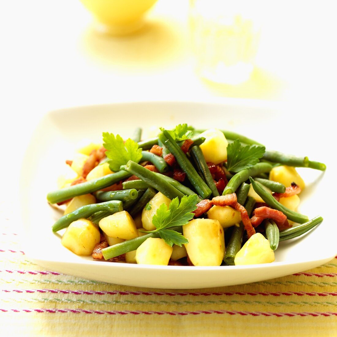 Pan-cooked potatoes and bacon with green beans