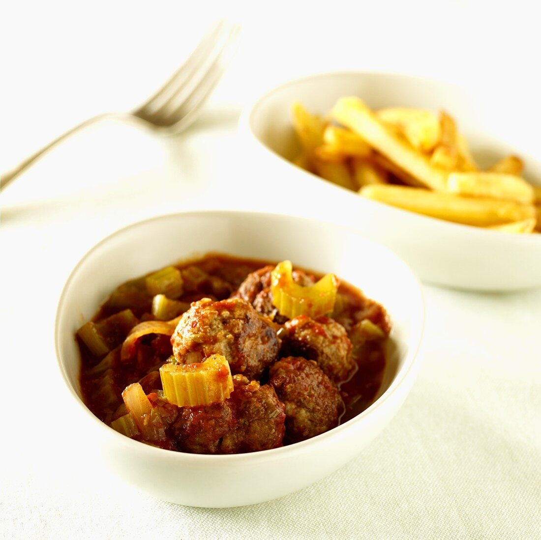 Meatballs in tomato and celery sauce, chips