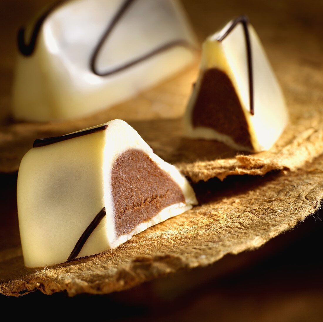 Ganze und halbierte Nougat-Praline aus weisser Schokolade