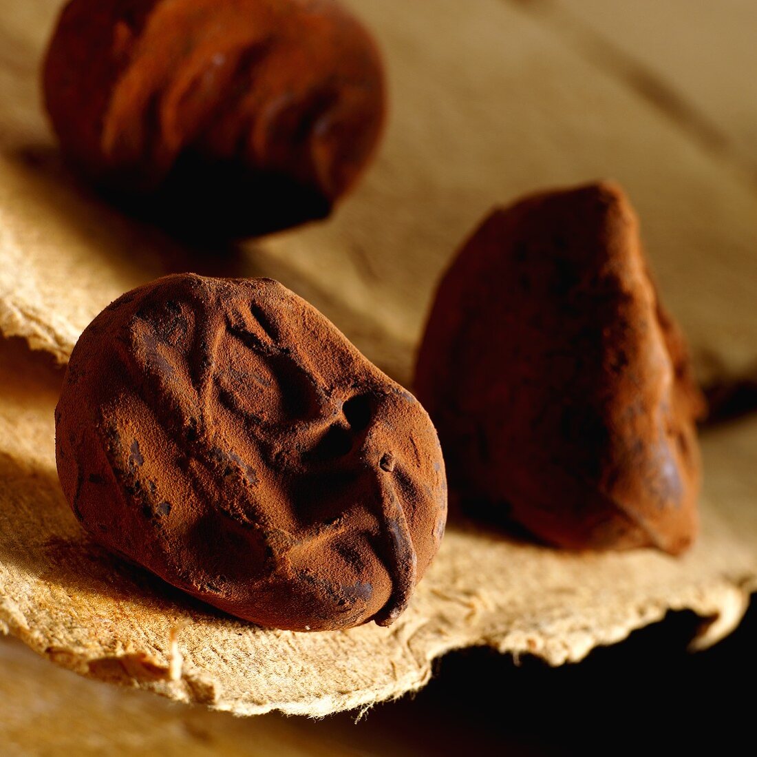 Schokoladenkofekt in Kakaopulver gewälzt
