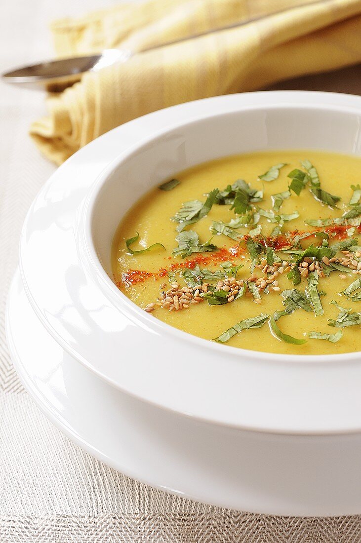 Pastinakensuppe mit Curry und Koriander