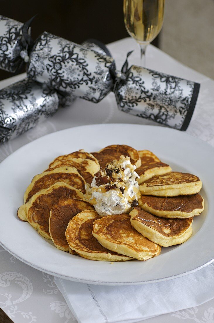 Ricotta-Pancakes mit Honigjoghurt und frischen Beeren