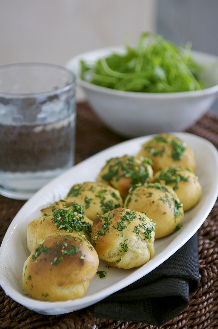 Hefebrötchen mit Kräutern auf einer Platte