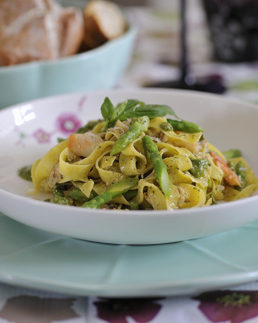 Fettuccine with green asparagus and prawns