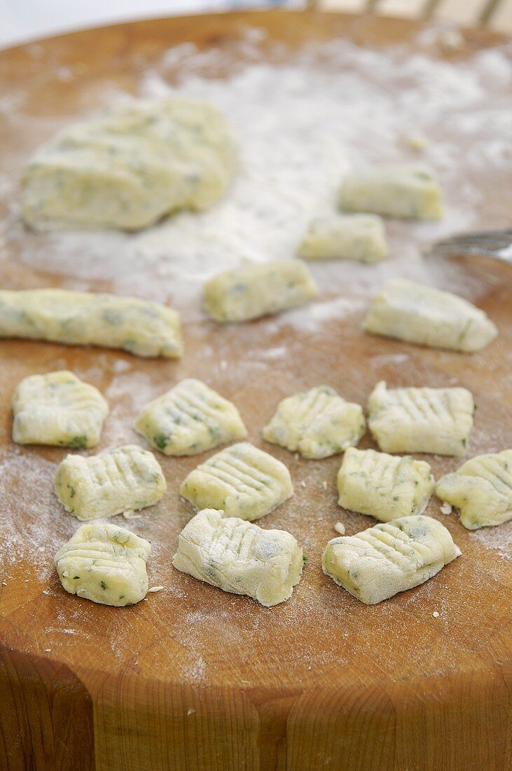 Kräuter-Gnocchi auf bemehlter Holzplatte