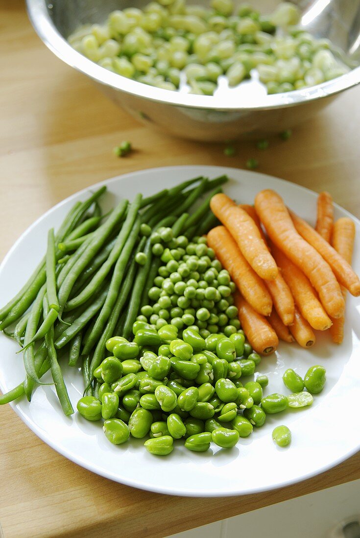 Salat mit Zutaten: Hülsenfrüchte und Karotten