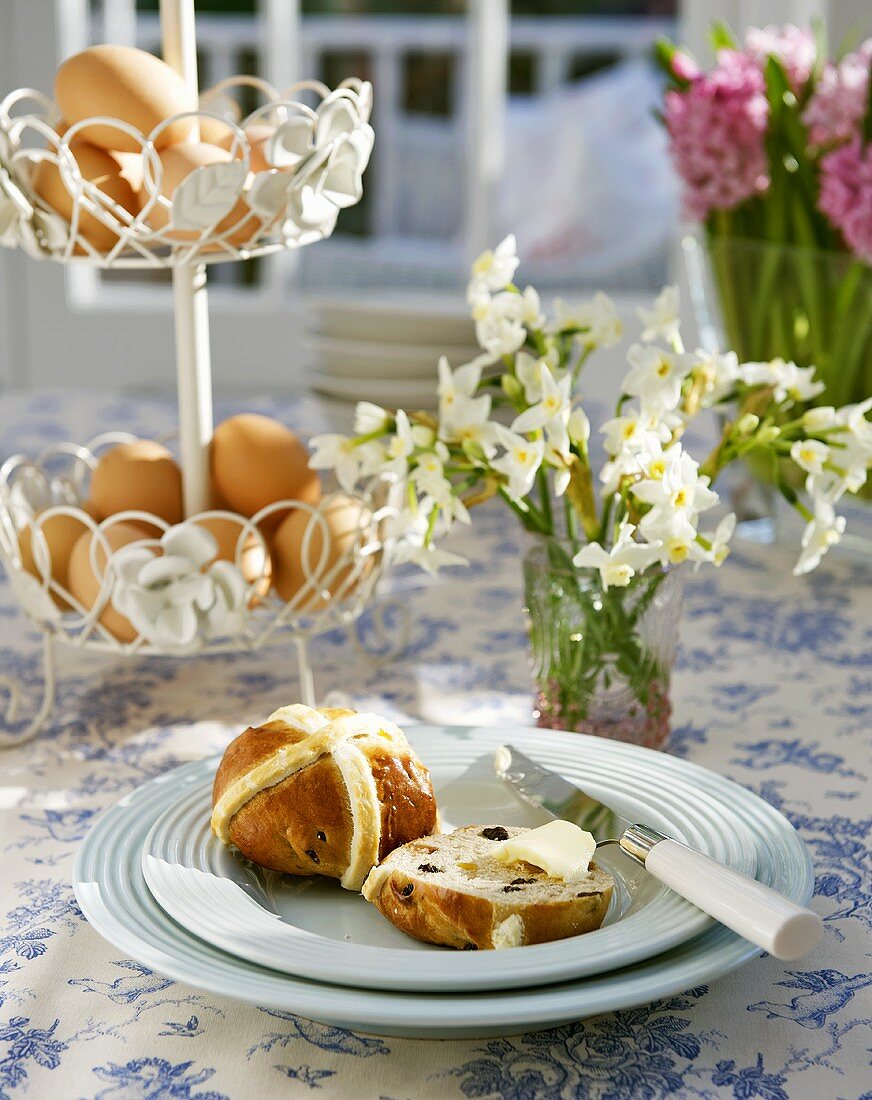 Hot Cross Buns (Rosinenbrötchen, England) mit Butter, Eiern