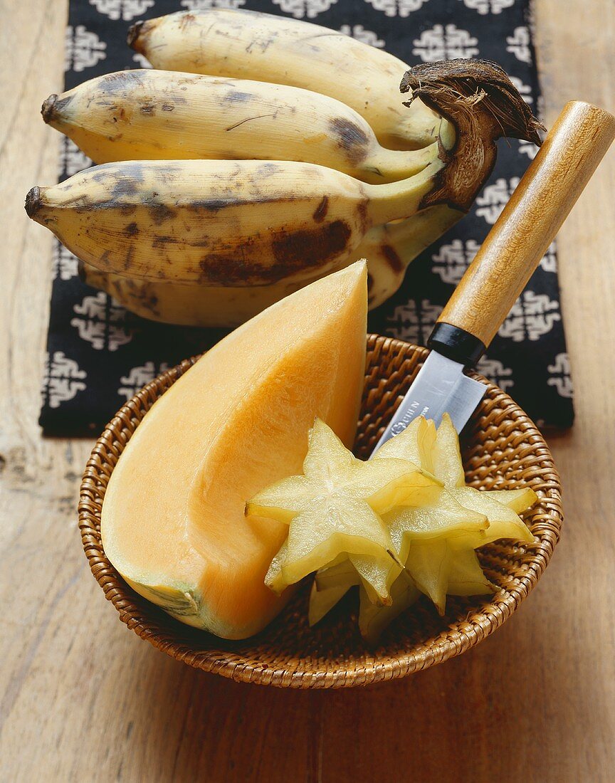 Bananen, ein Stück Melone und Scheiben einer Karambole